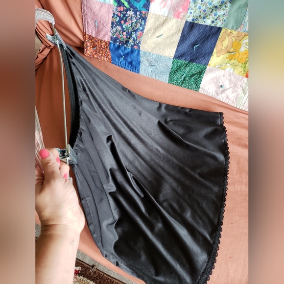 Sexy vintage black satin slip skirt - Picture 3 of 8